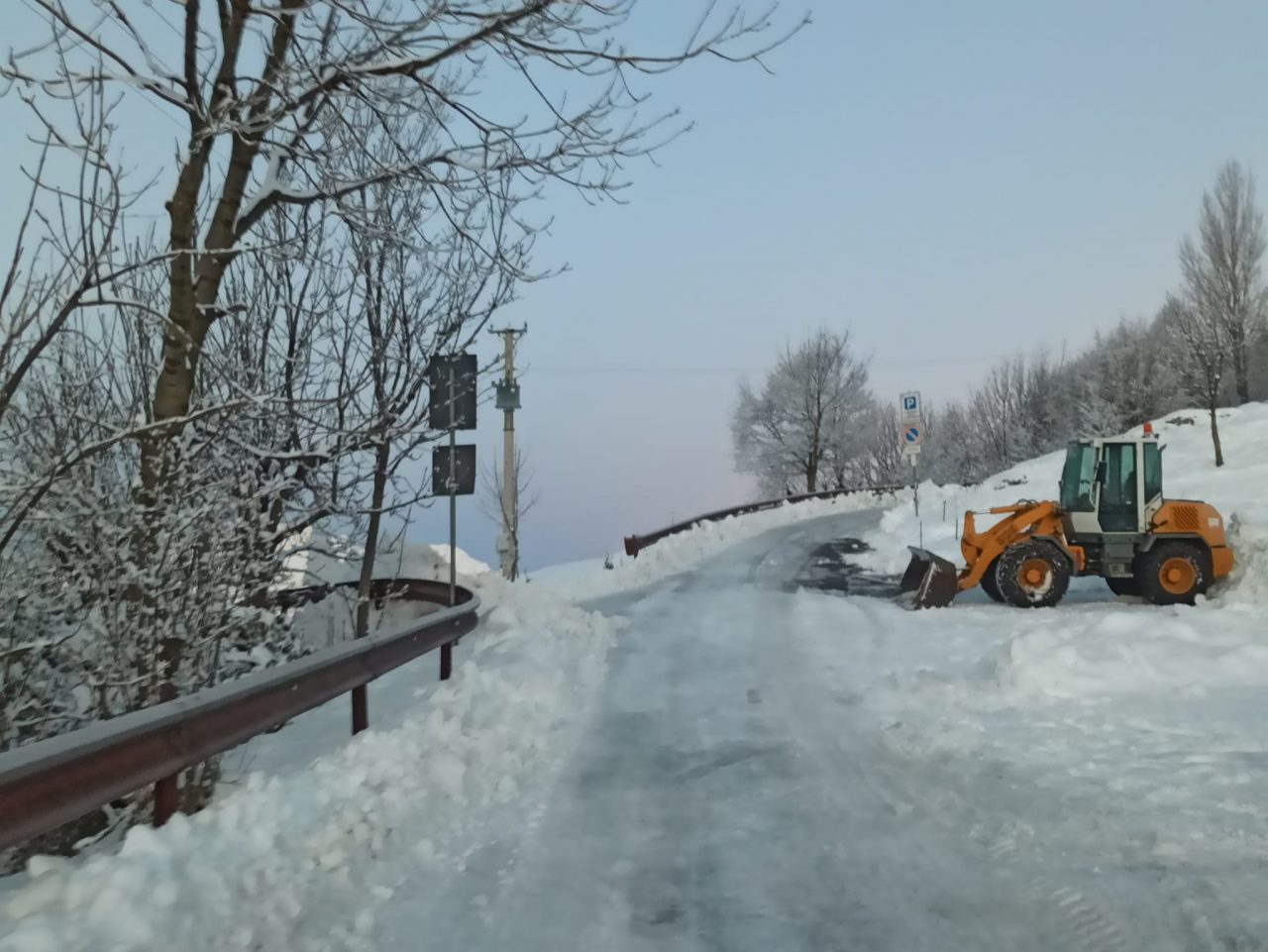 Farno e Valpiana, il Comune di Gandino limita gli accessi: la neve occupa i parcheggi