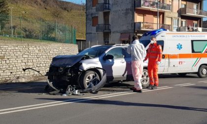 Inversione illegale sul provinciale, furgone si schianta contro un'auto