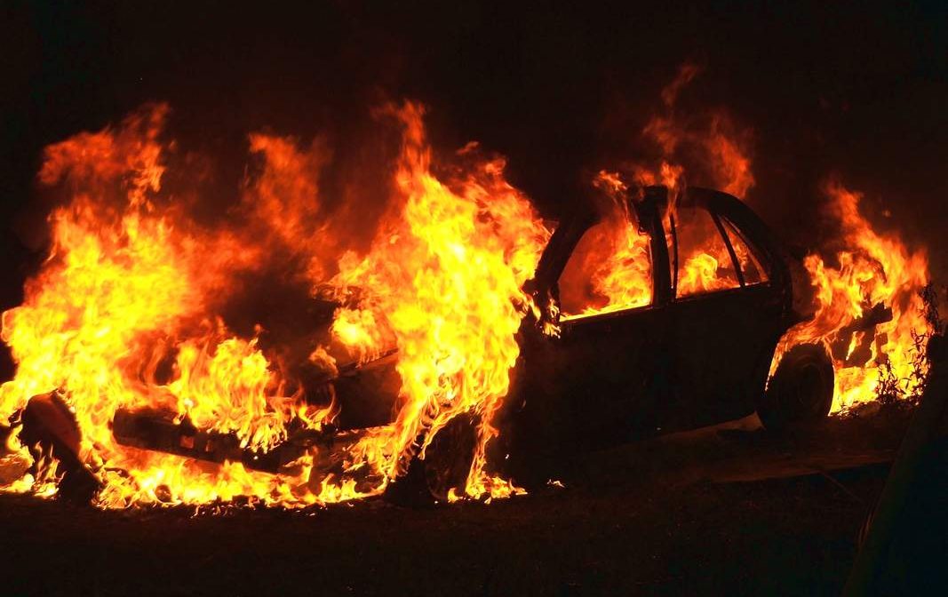 Auto si schianta nel fosso e prende fuoco: morto 55enne di Rogno