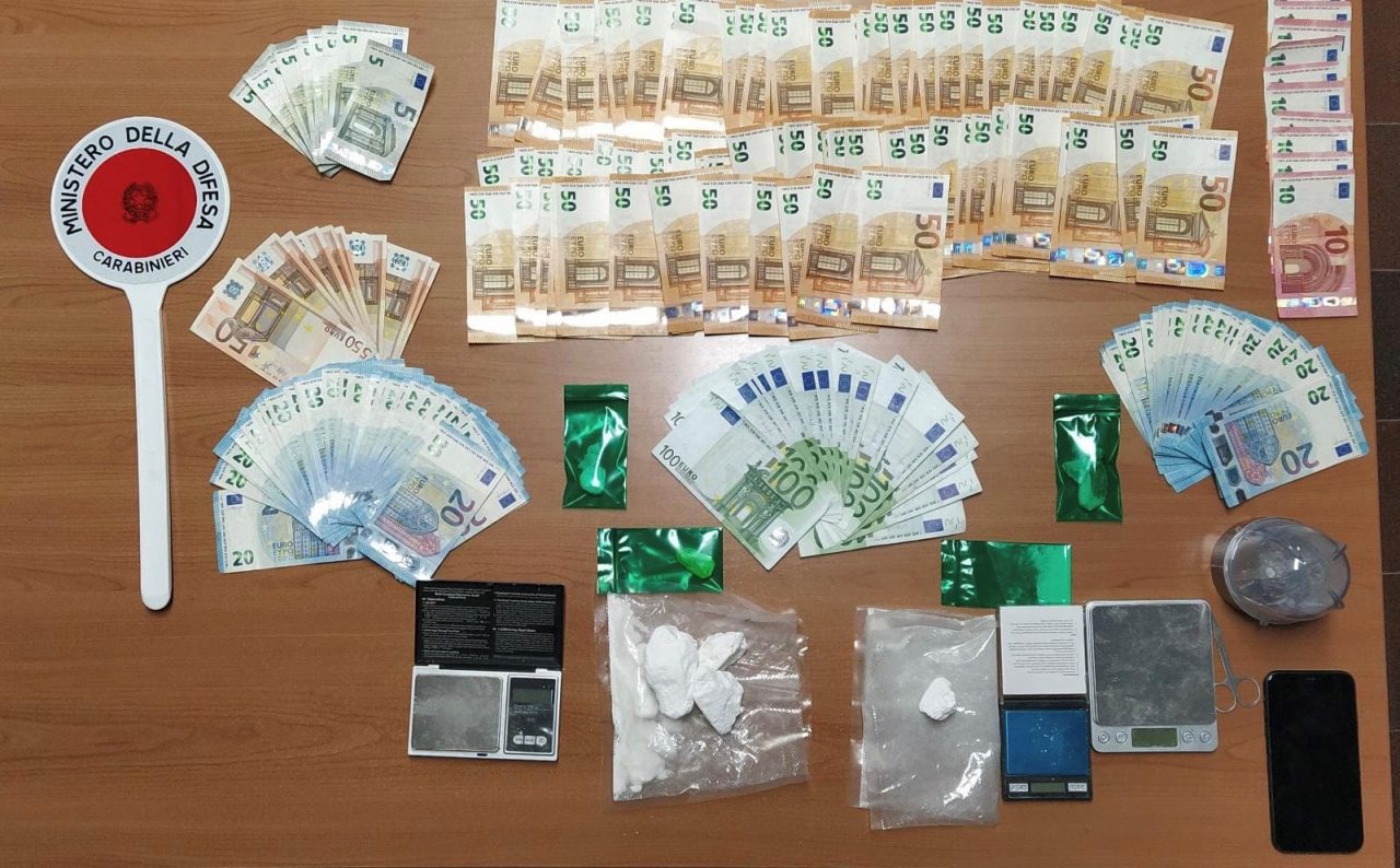 Nascondeva 160 grammi di cocaina e oltre 8 mila euro, arrestato uno spacciatore