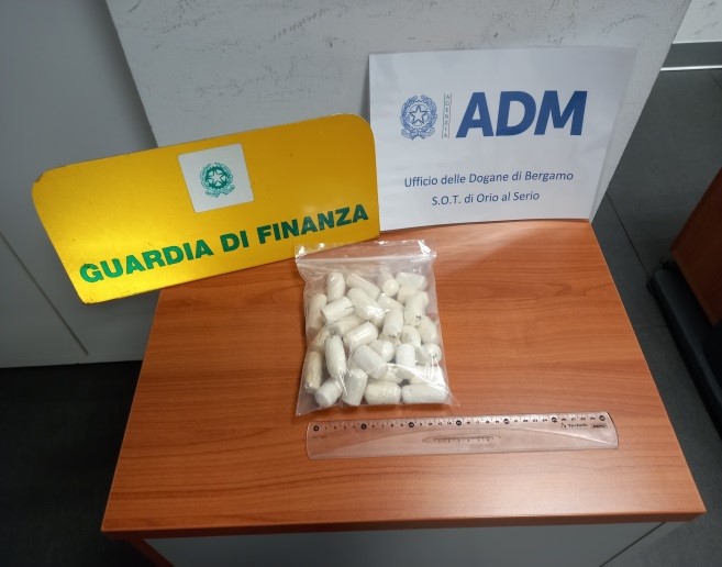 Atterra a Orio con 34 ovuli di cocaina dietro la schiena: in carcere corriere 36enne