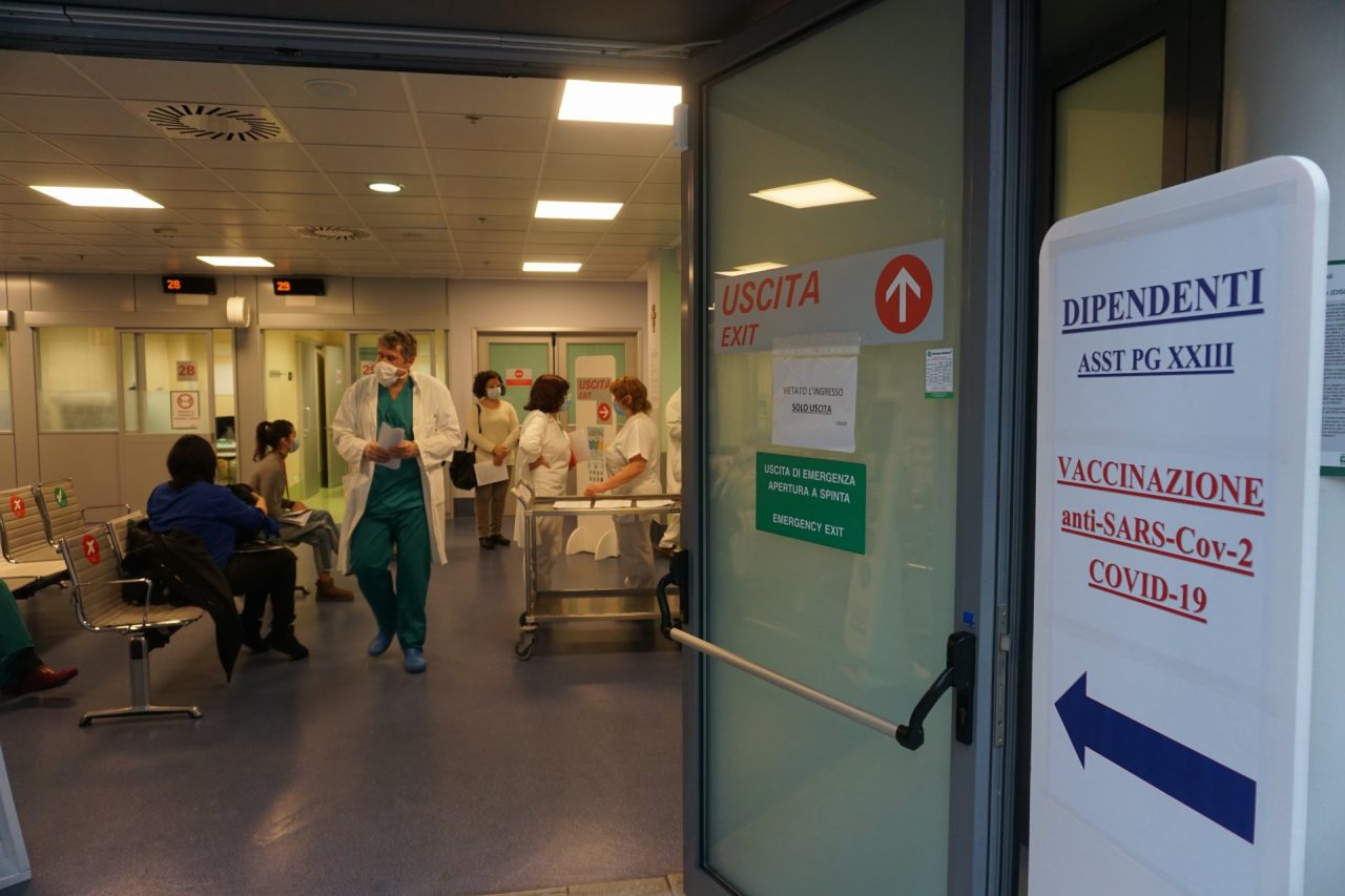 Dopo un avvio in sordina, prendono quota le vaccinazioni anti-Covid al Papa Giovanni