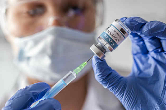 Vaccinazioni, stop alla pensione dei medici che tornano in campo per dare una mano