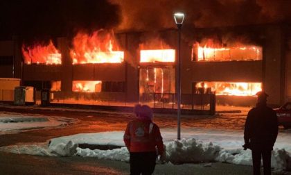 Incendio devasta il magazzino della Remer a Cassano d'Adda