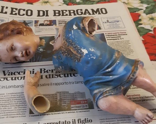 Beccati (e strigliati) i ragazzi che hanno rotto il Gesù Bambino del presepe di Gazzaniga