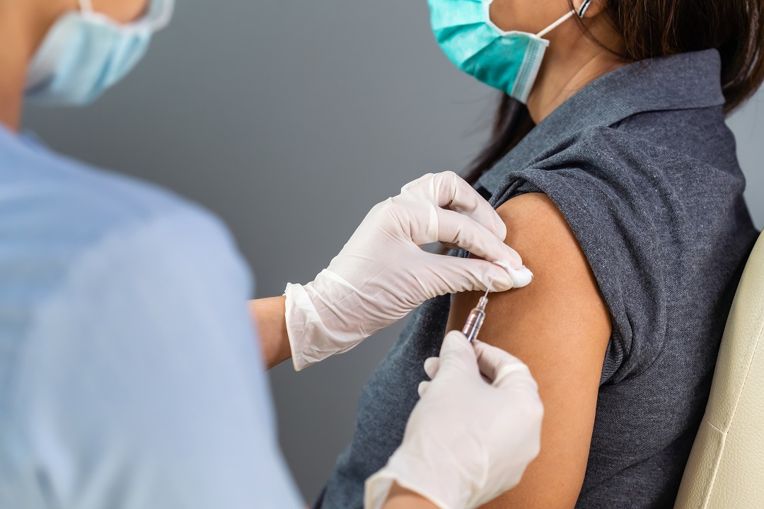 Dieci milioni di lombardi vaccinati entro giugno? I pensionati: «Speriamo Bertolaso ci azzecchi»