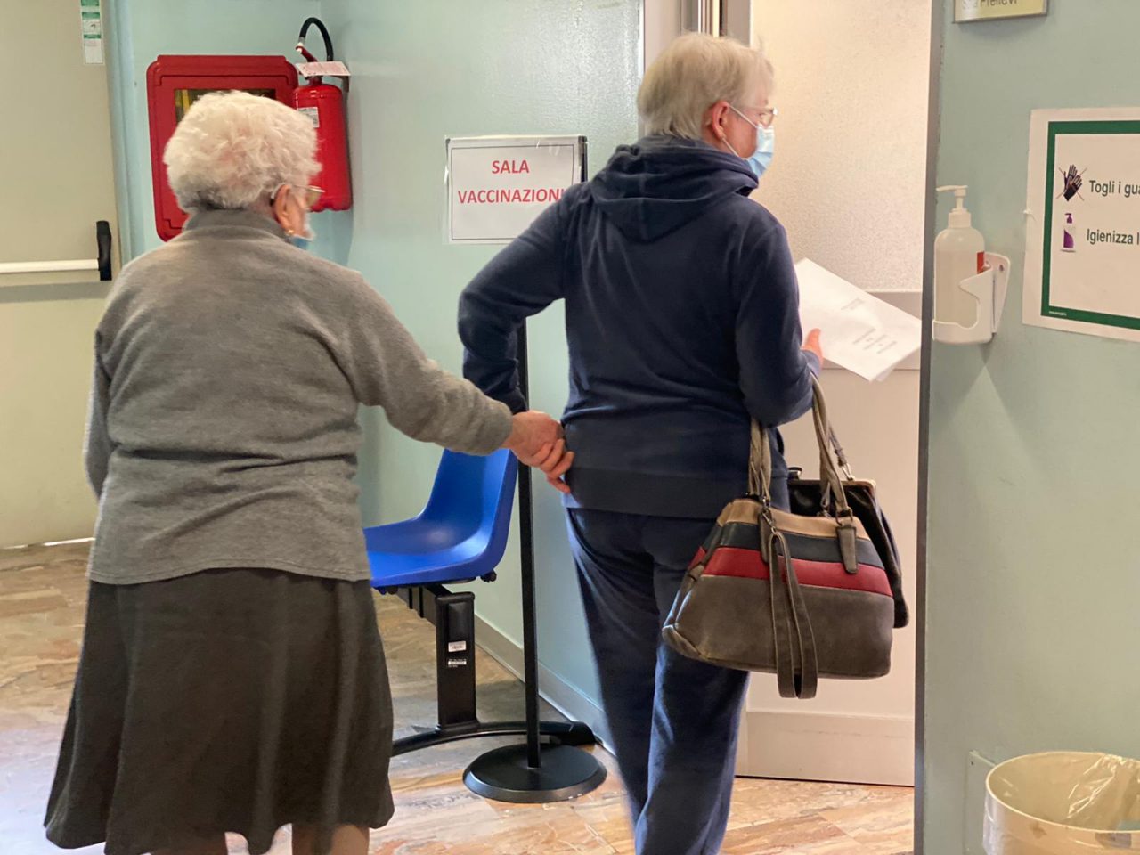 Ritardi negli appuntamenti, rallentano le vaccinazioni degli over80: «Bastava fare i conti»