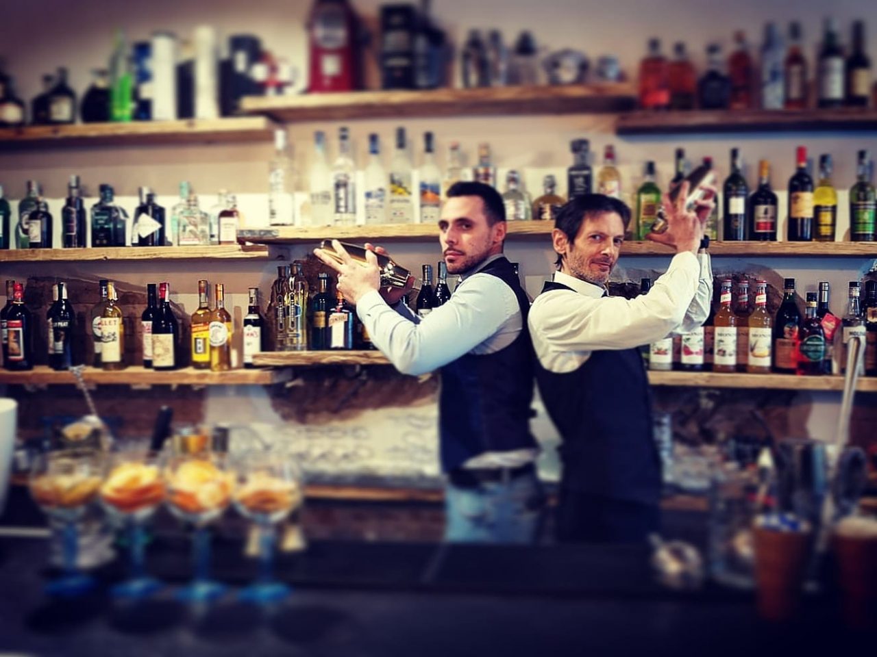 Il coraggio di aprire in zona rossa: primo mese di vita per The Alchemist Bar