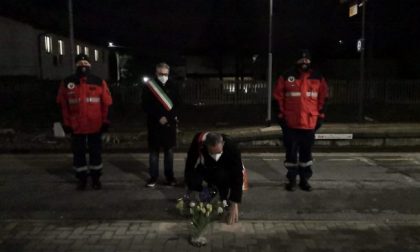 Prese a calci a Caravaggio i fiori in memoria delle vittime di Pioltello: denunciato un 28enne
