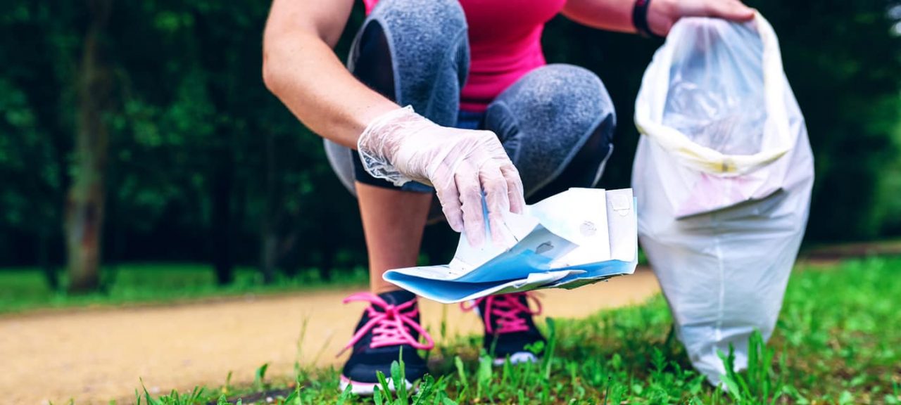 Quelli che fanno Plogging, cioè corrono a raccogliere i rifiuti per strada