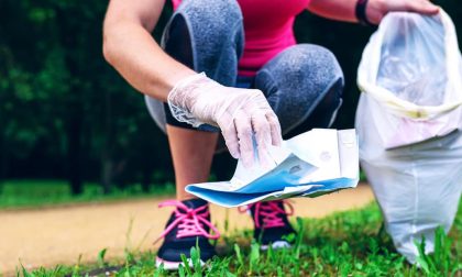 Quelli che fanno Plogging, cioè corrono a raccogliere i rifiuti per strada