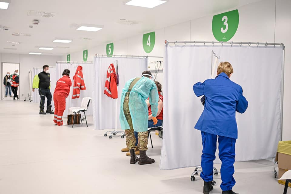 Stop da Roma al “piano Bertolaso” sui vaccini anti-Covid, Fontana: «No a logiche di parte»