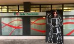 Cartonato di «Re Giorgio» Gori fuori dalla sede del Pd, la protesta dei ragazzi della Ponchia