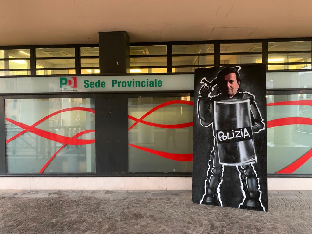 Cartonato di «Re Giorgio» Gori fuori dalla sede del Pd, la protesta dei ragazzi della Ponchia