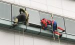 Le foto dei supereroi acrobatici di Abio in visita ai bambini dell’ospedale
