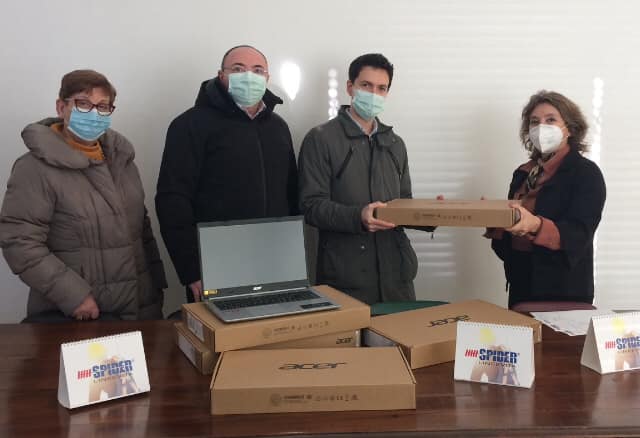 Furto alle medie di Cisano, donati 5 nuovi pc per le lezioni a distanza degli studenti