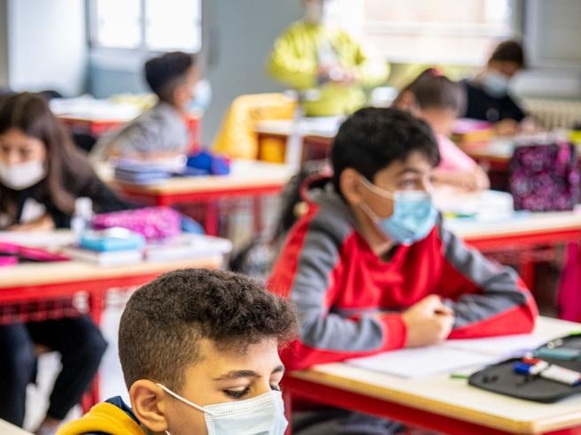 Scuola, i sindacati chiedono di vaccinare il personale e la riduzione degli alunni per classe