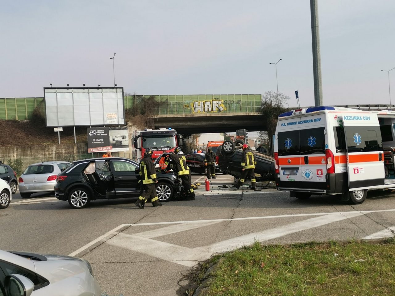 Incidente alla Celadina e auto ribaltata in via Grumello: ferite in modo lieve due bimbe di 1 e 8 anni
