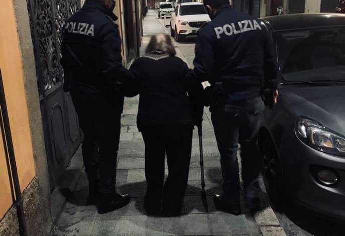 Esce di casa per ritirare un pasto caldo ma non riesce più a tornare: anziana soccorsa dalla Polizia