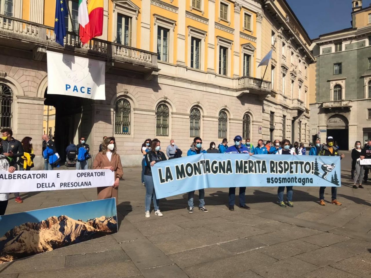 «La montagna merita rispetto»: il sit-in dei lavoratori del settore a Palazzo Frizzoni