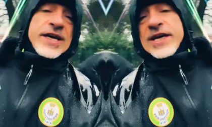Eros Ramazzotti corre fra i vigneti con la giacca della squadra locale