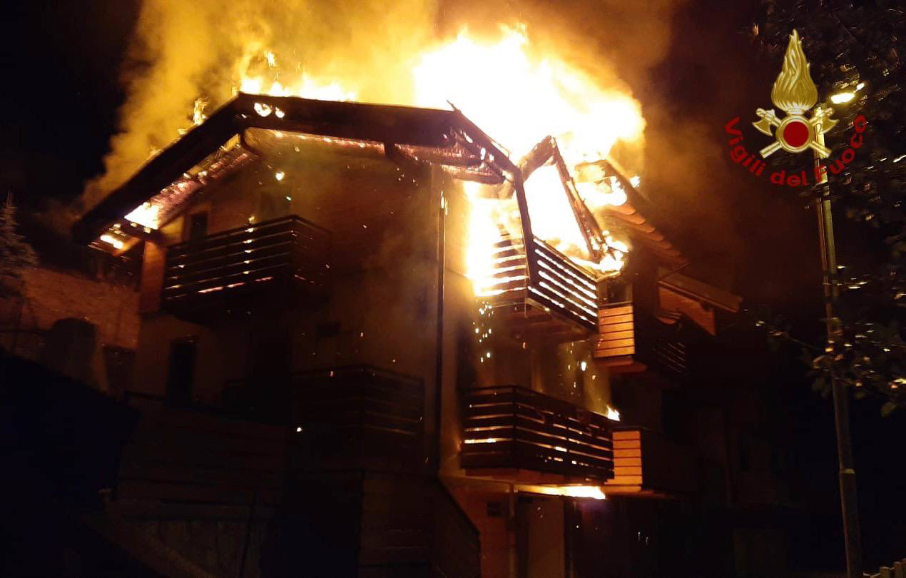 Incendio nella notte a Schilpario: distrutte due abitazioni ma nessun ferito