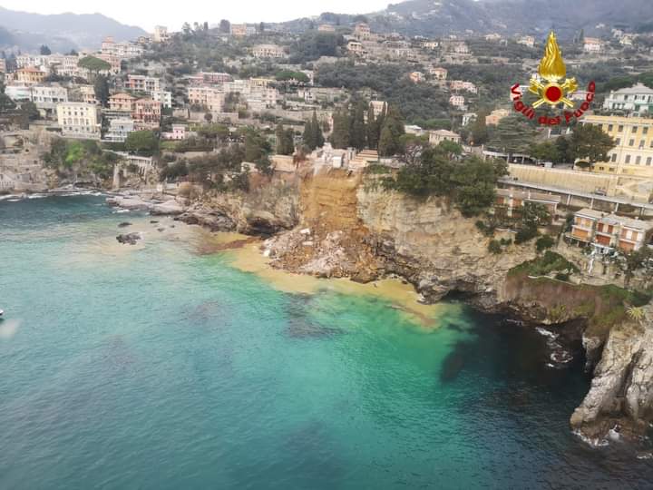 Il video del crollo al cimitero di Camogli: 200 bare finiscono in mare