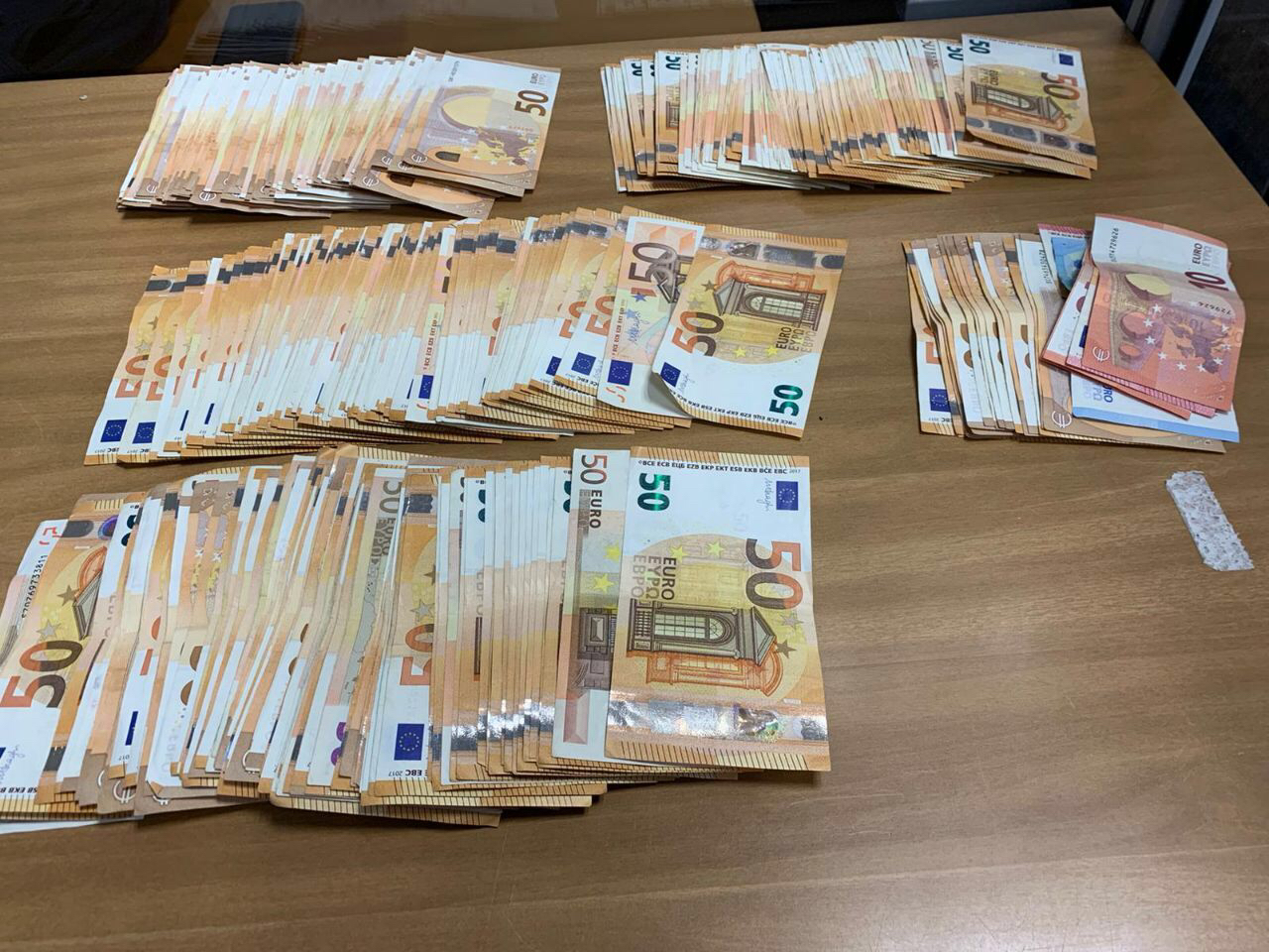 Controlli in aeroporto: in un mese scoperti oltre 900 mila euro non dichiarati