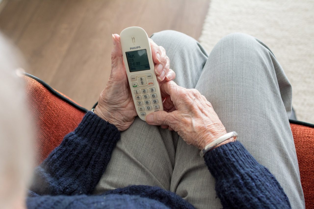 “Storie al telefono”, per far vincere alle persone fragili la solitudine del lockdown