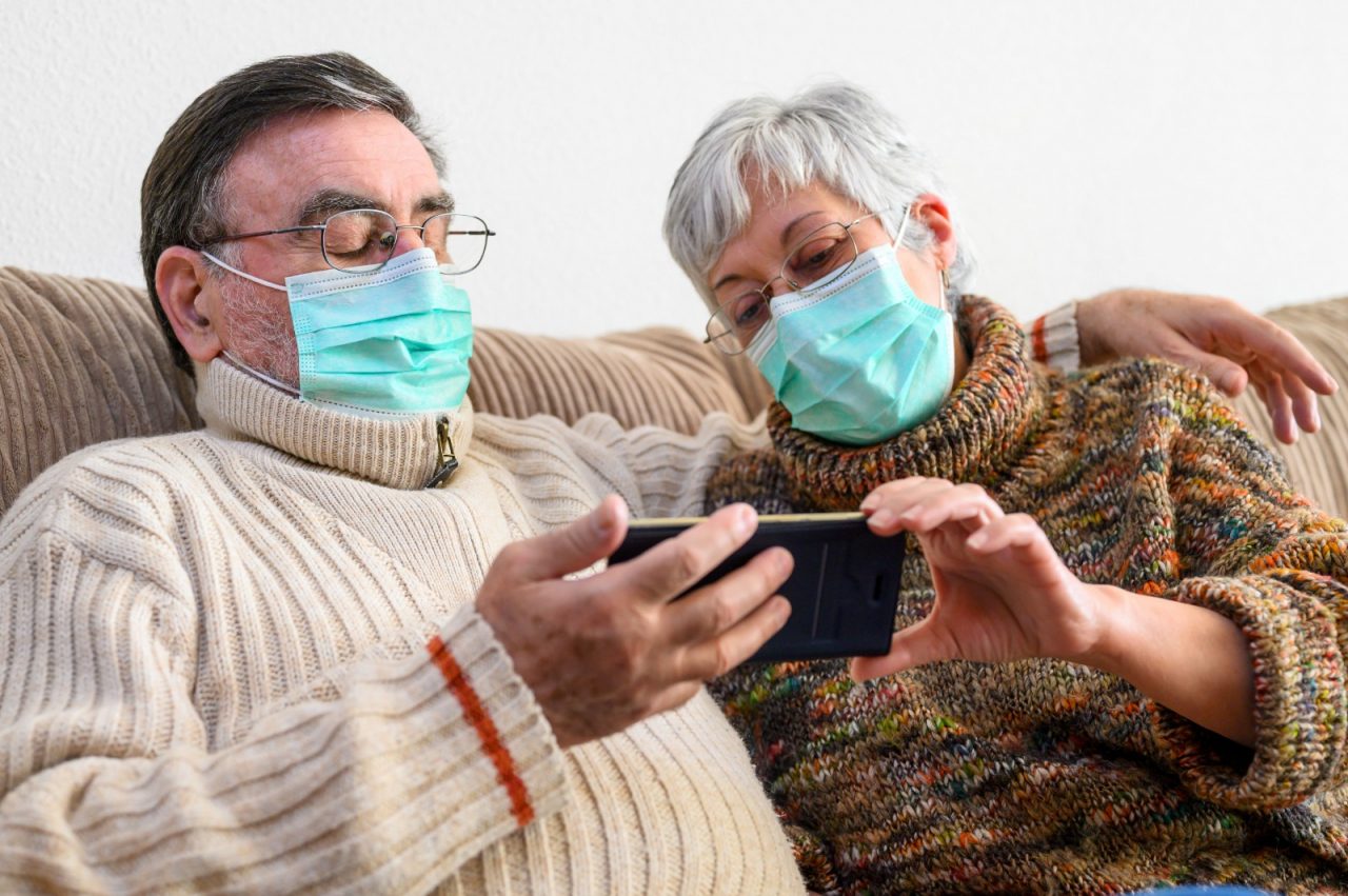 Cesvi e volontari di Bergamo al fianco degli anziani per aiutarli a usare gli smartphone