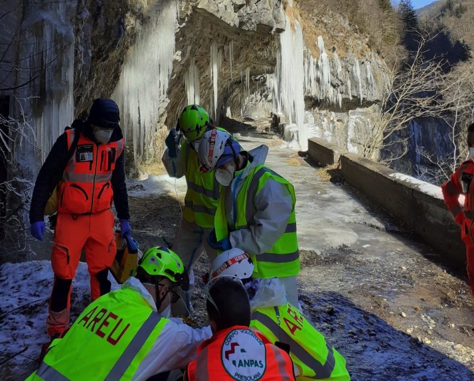 Anziano di 78 anni scivola sul ghiaccio e si infortuna: soccorso sulla Via Mala