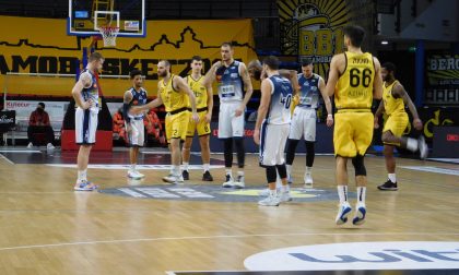 Foto e cronaca del derby di basket tra Bergamo e Treviglio, vinto dai biancoblu