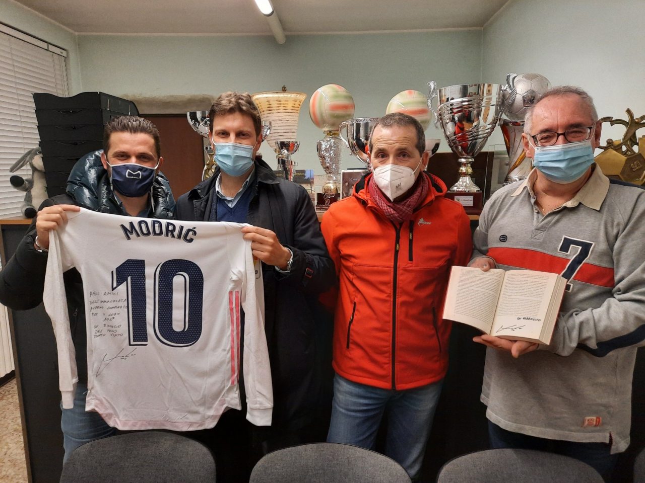 Dopo la partita con la Dea, la maglia di Modric arriva ad Alzano: qui vinse il primo trofeo