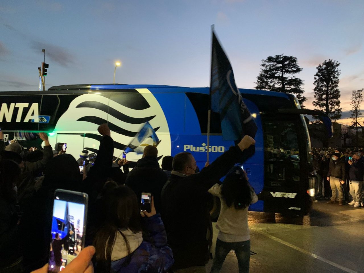 I video e le foto dei tifosi dell’Atalanta a Zingonia prima della semifinale di Coppa Italia