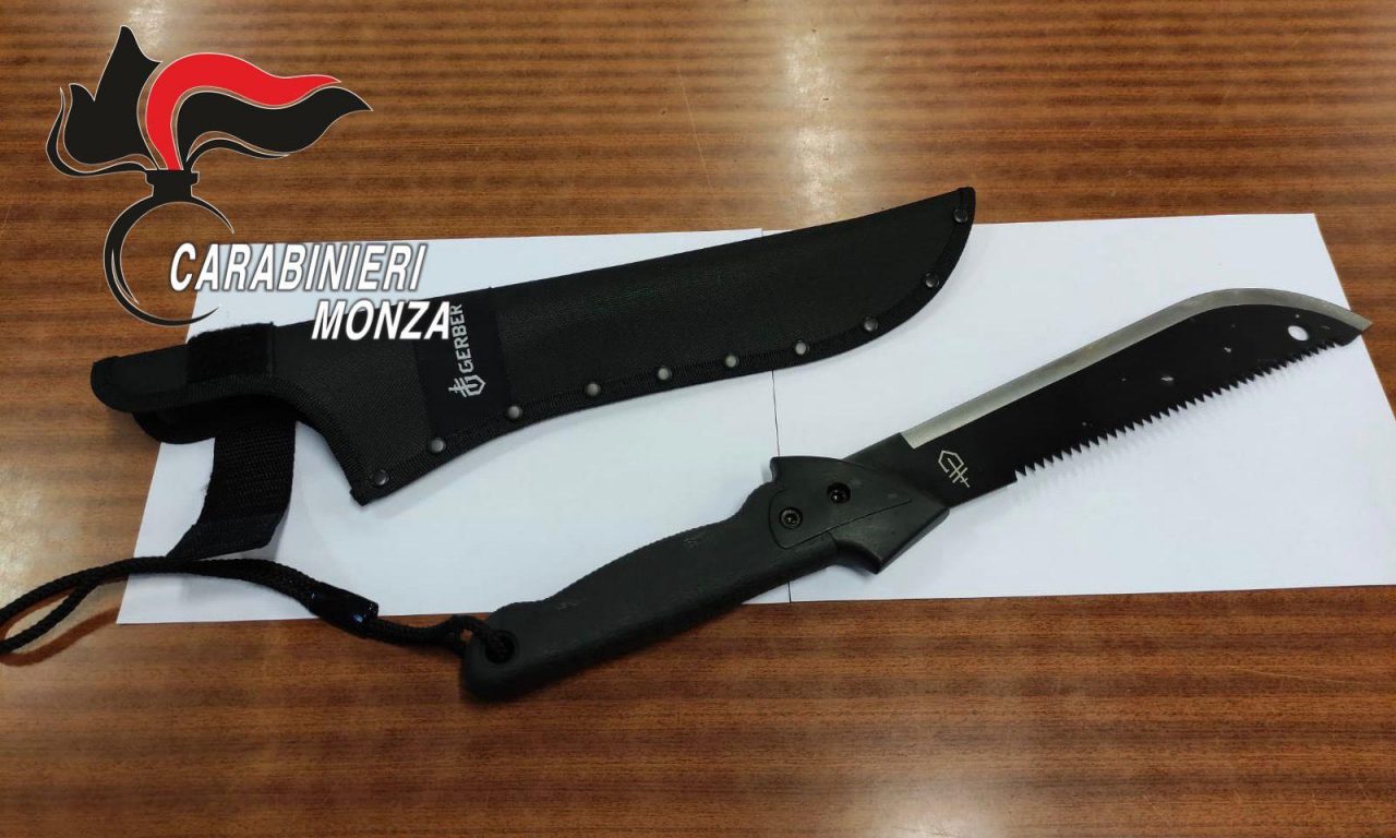 Armato di machete e ubriaco, minaccia e rapina 4 persone a Monza: arrestato 39enne