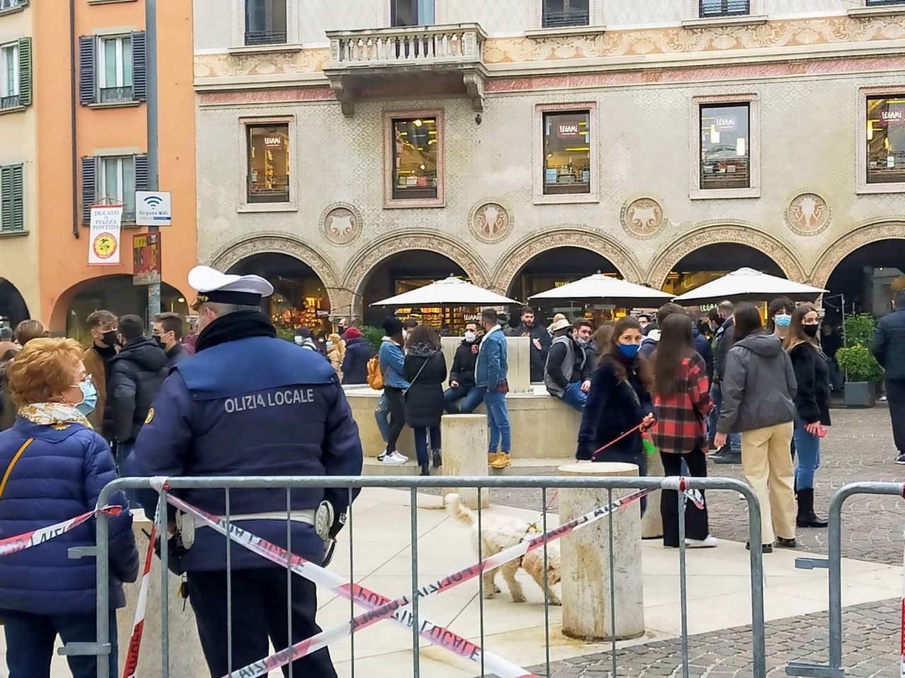 Ultimo week-end in zona gialla, l’aumento di contagi e ricoveri in Lombardia fa paura