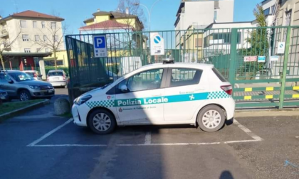 Parcheggio creativo della Polizia locale e sul web scattano ironia e irritazione