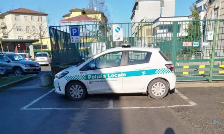 Parcheggio creativo della Polizia locale e sul web scattano ironia e irritazione