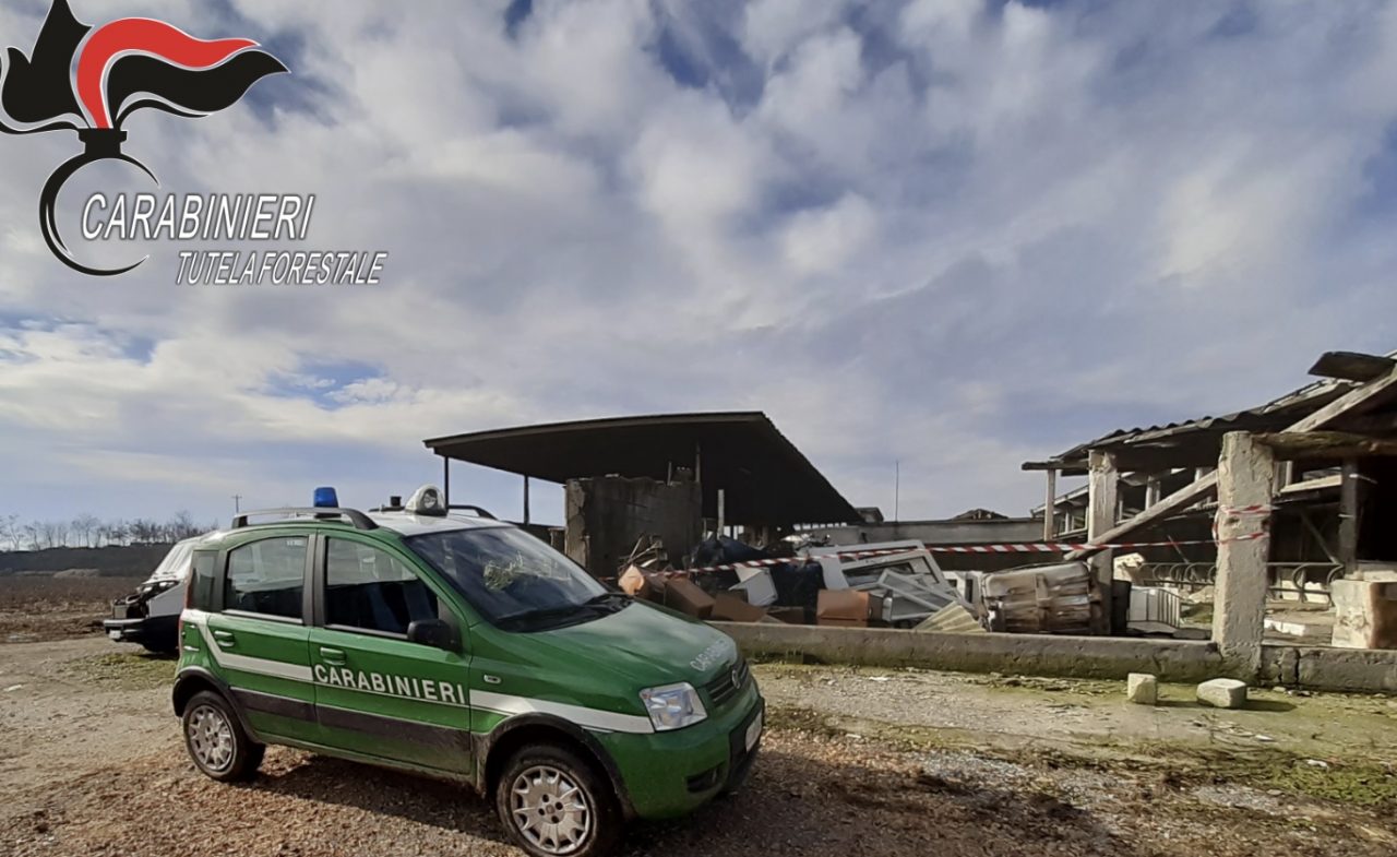 Cividate al Piano: smantellata una discarica abusiva in una cascina. Cinque denunce