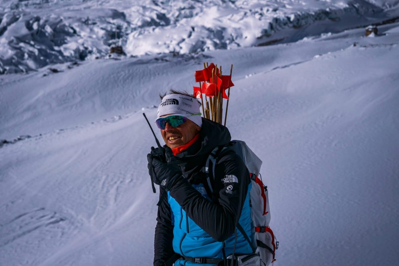 Simone Moro rinuncia (di nuovo) alla scalata invernale del Manaslu: condizioni meteo avverse