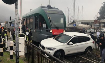 Treno travolge auto incastrata sui binari: salvo il conducente (un 68enne di Lovere)