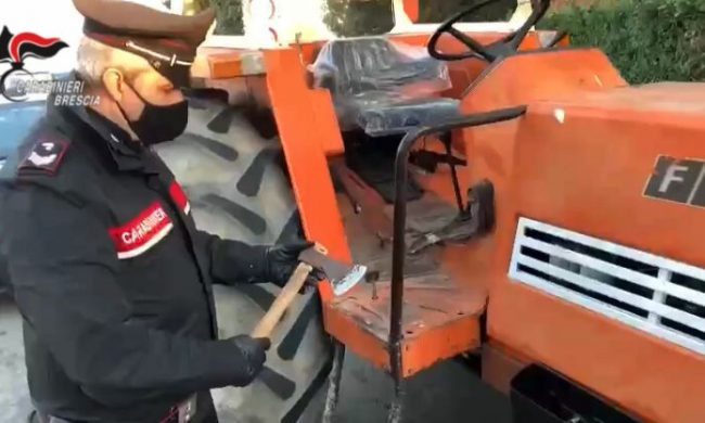 In sella al suo trattore e armato di un’accetta voleva andare a uccidere la ex moglie