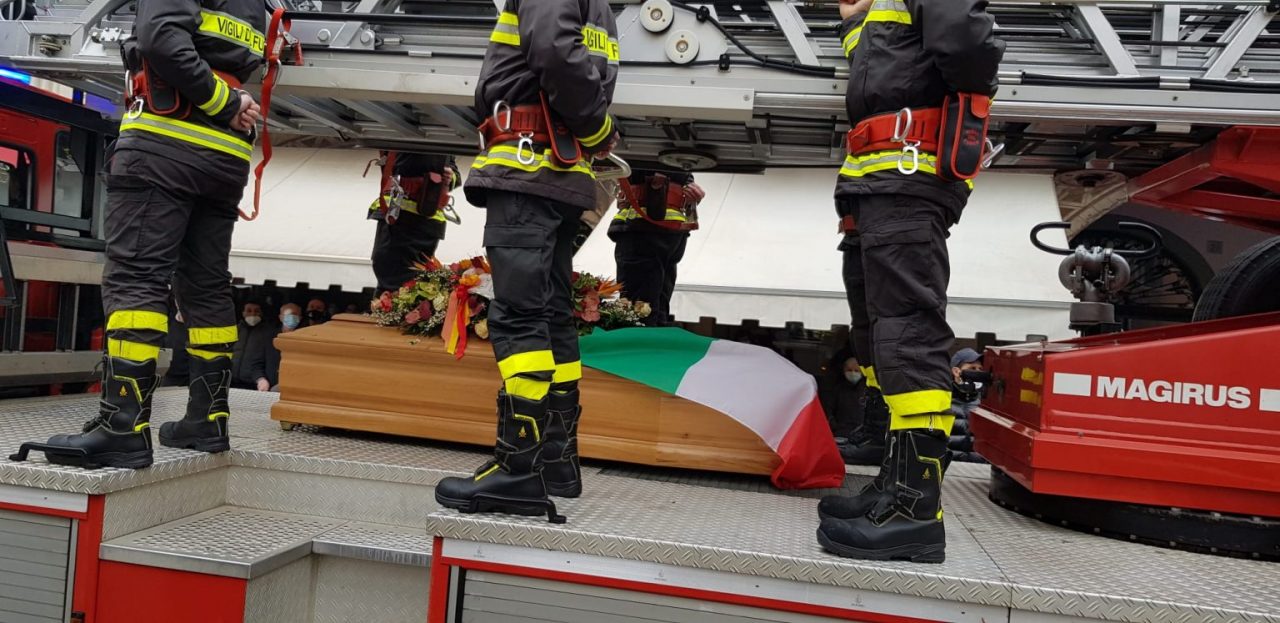 Romano si ferma per l’addio al giovane pompiere investito
