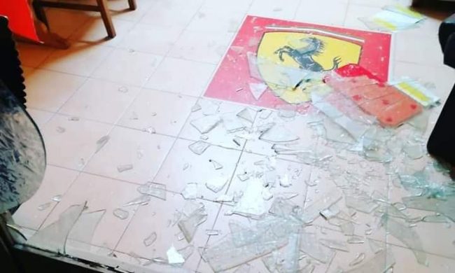 Vetri rotti e bottiglie di birra: le foto dell’atto vandalico contro il Ferrari Club di Caprino