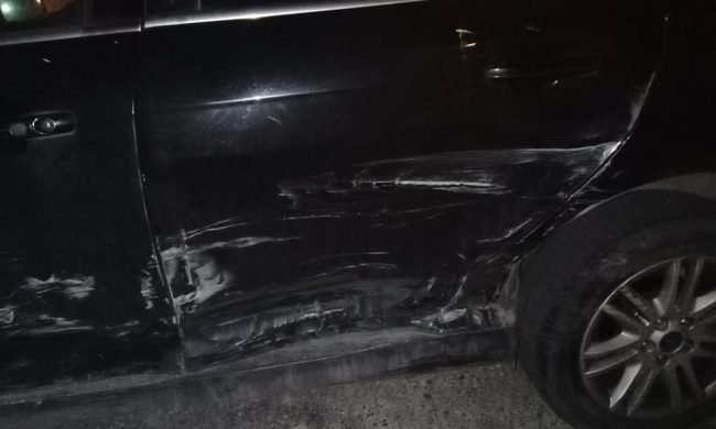 Sperona e danneggia tre auto in sosta ad Arcene e poi scappa
