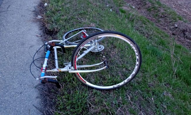 Finisce a terra dopo l’urto con un carro funebre: ciclista in elisoccorso all’ospedale