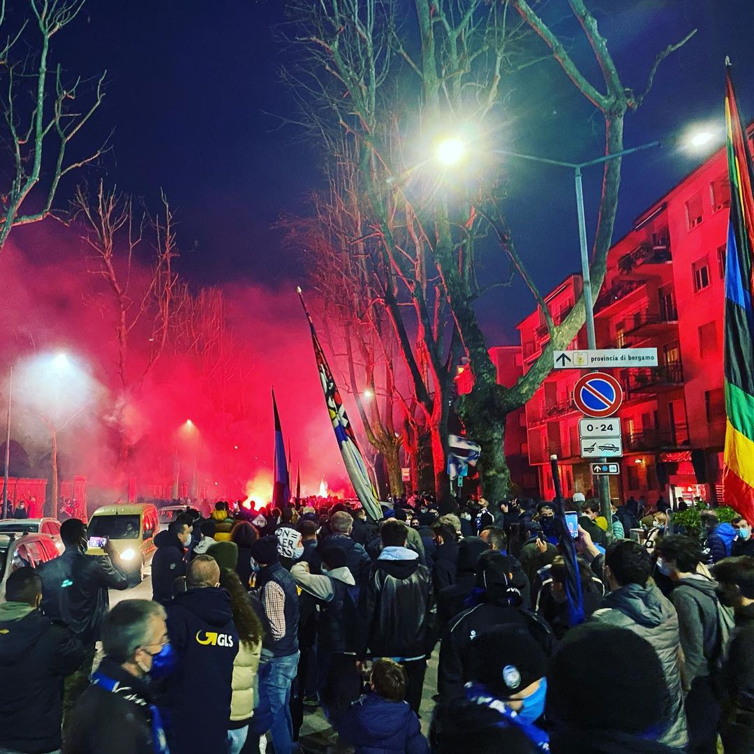 Tifosi assiepati fuori dallo stadio, scoppia una bomba carta: ferito un trentenne
