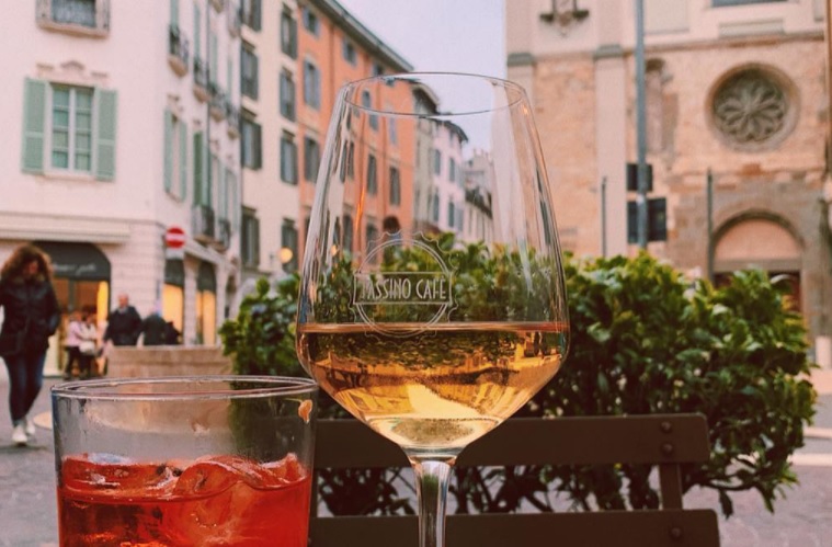 Primo giorno di zona gialla e ritorna subito l’aperitivo (ma alle quattro)