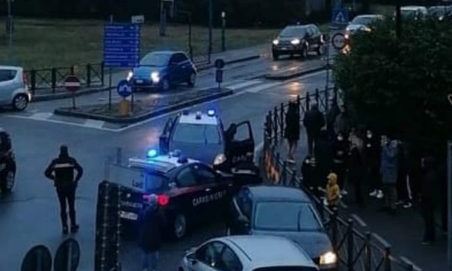 Non si ferma all’alt dei carabinieri e fugge: si schianta e abbandona l’auto con un bambino a bordo
