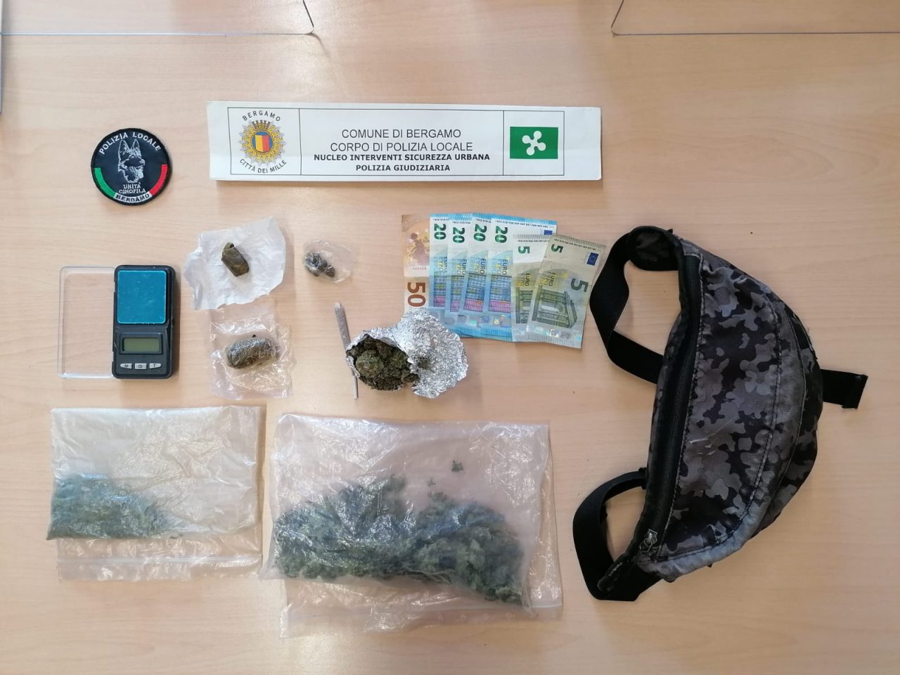 Festa abusiva in centro città: multati 12 adolescenti e sequestrati 100 grammi di droga
